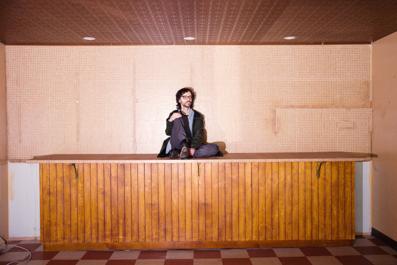 Philippe B - cigale - assis comptoir