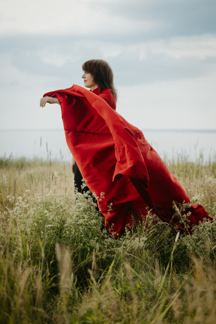 lisa leblanc - cap rouge - de profil