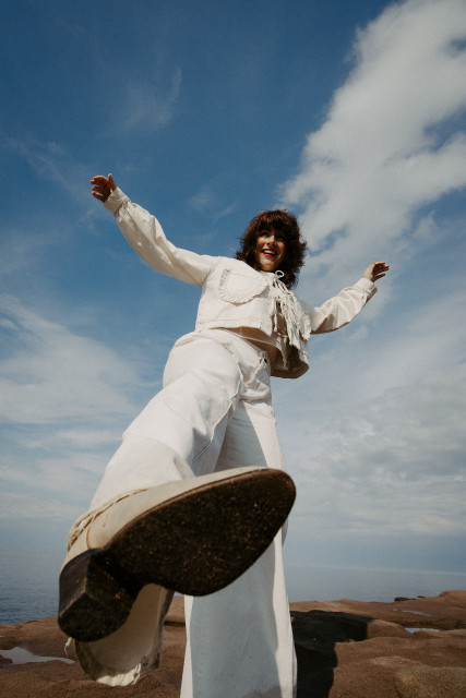 lisa leblanc - too many cooks - pied dans les airs