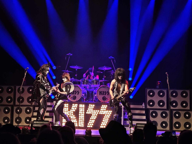 Love Guns KISS Tribute Press 01